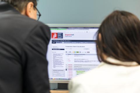 This picture shows a training situation in front of a computer and the CPC scheme in Espacenet.